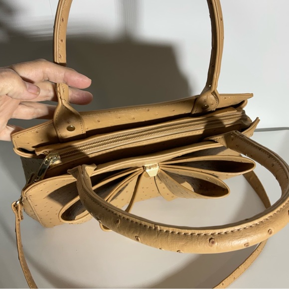 Crossi Woman’s Ostrich Faux Leather Bow Camel Tan Double Pocket Gold Zip Bag - Picture 11 of 16